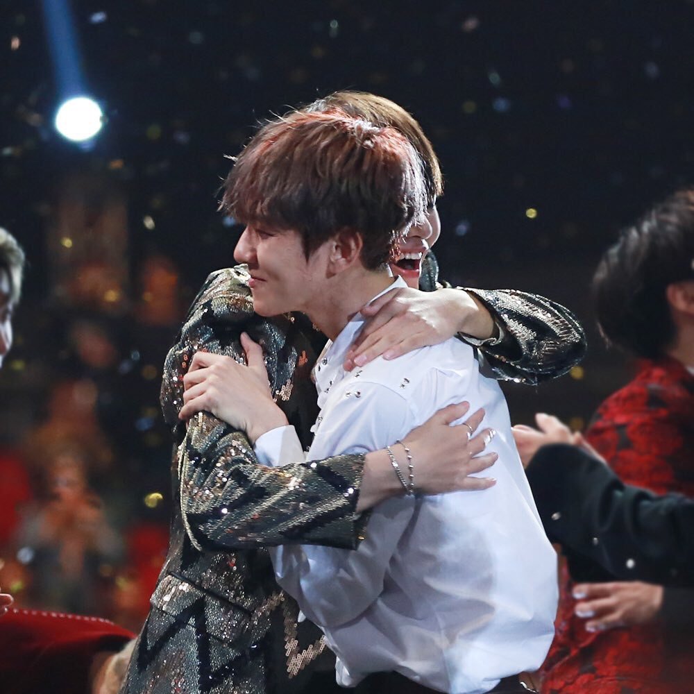 aweeehh's tweet photo. who needs war when you can be a happy fan of both groups :) https://t.co/OVO5rdhp3u