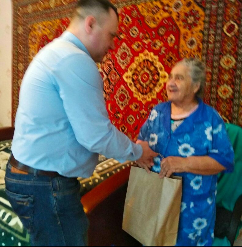 В честь празднования 75-летия со дня полного освобождения Ленинграда от фашисткой блокады, поздравили жительниц блокадного Ленинграда, проживающих в микрорайоне. Вручили ценные подарки от Губернатора Самарской области Д. И. Азарова. <a href="/Rudakov_i_a/">Рудаков Игорь Александрович</a> <a href="/adm_kir63/">Администрация Кировского района</a> <a href="/ov_safonova/">Ольга</a>