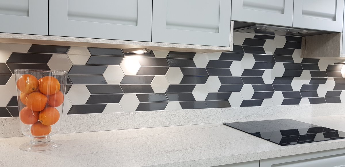 Work has been completed on one of the Culina+Balneo Birmingham displays, using Chevron Dark Grey and Hexagon Light Grey tiles. These tiles add a modern dimension to an otherwise traditional style kitchen.
.
.
#kitchens #tiles #designideas #traditionalkitchens