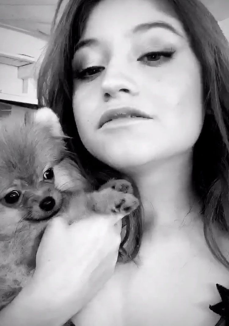 SmurfSevilla's tweet photo. Karol muy emocionada hablando que tenderá que quedarse lejos de Simba por algunos días ... es mucho amor entre los dos y me encanta lo cuanto eso perrito hace tan bien a ella! Los amo @karolsevilla #SimbaSevilla 🌻❤️✨ https://t.co/FqjRjkNeNu