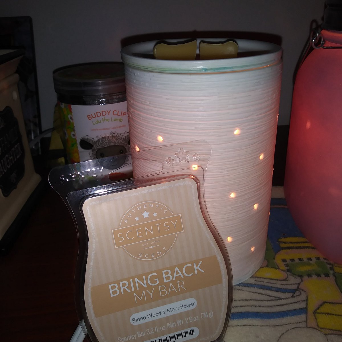 Blond wood and Moonflower- A soft blend of warm wood, white roses, amber, lillies and moonflower. I really enjoy this wax melt. This and all Bring Back My Bar scents disappear At the end of January.

💻whiffablesbyluna.scentsy.us 

#waxmelts #waxtarts #vendorwax #candles #scentsy