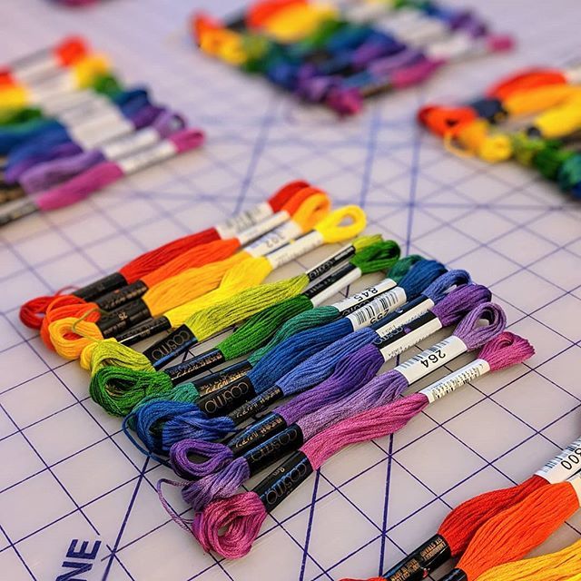 Working on more rainbow kits today 🌈 Packaging some Cosmo color wheel floss sets - this color combo never fails to make me smile. Happy weekend everybody!
.
.
.
#snugglymonkey #craftsupplies #embroideryfloss #embroiderythread #lecien_cosmo #rainbow #… bit.ly/2CJ4BjF