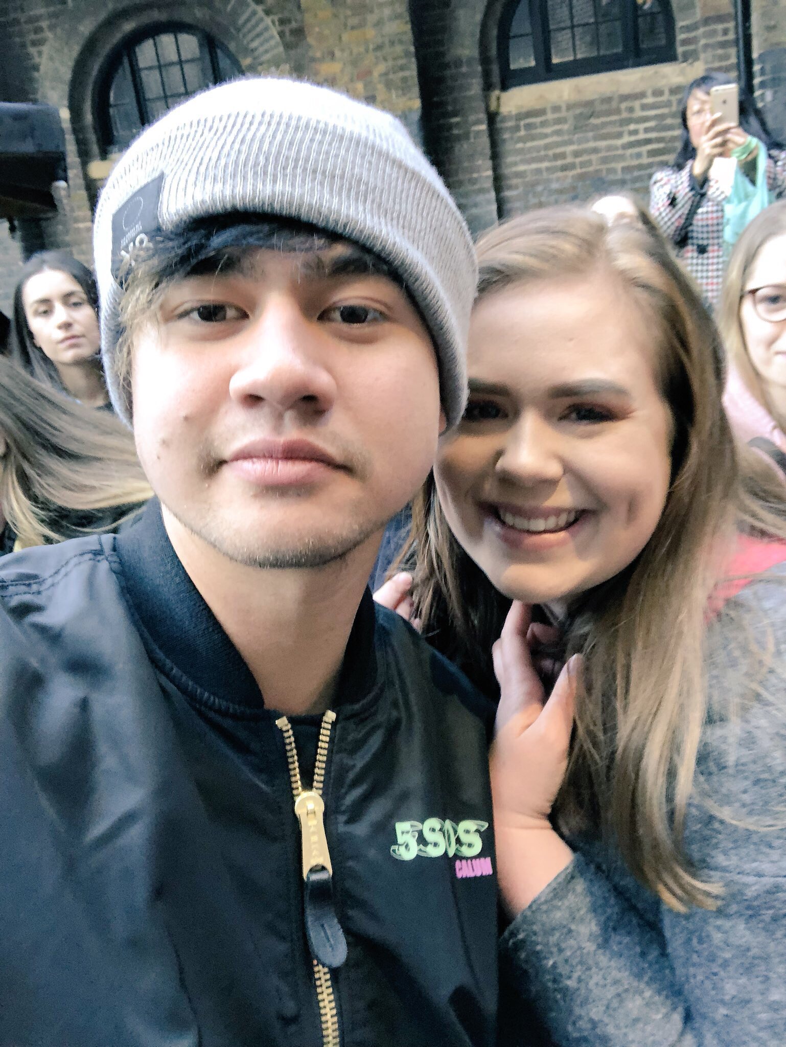 Happy birthday to the one and only, calum hood !! 