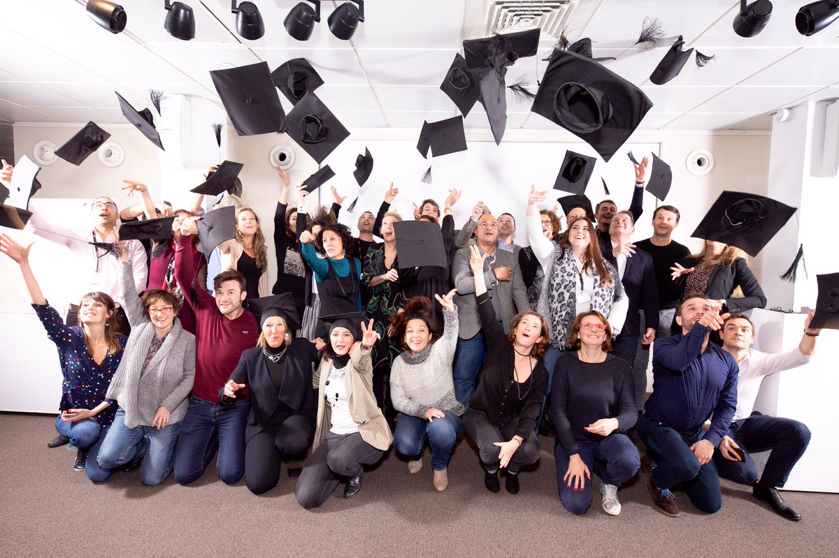 Blanketing's tweet photo. Quelle fierté de voir nos 30 #ChangeMakers facilitateurs en Intelligence Collective fêter leur certification 🎓 ! Des salarié.e.s motivé.e.s capables d'incarner et de diffuser les postures &amp; méthodes d'une organisation apprenante au service d’@orange ! #ProudToBeOrange ✌🏻 #OneDEF https://t.co/bfNwwBbcgw