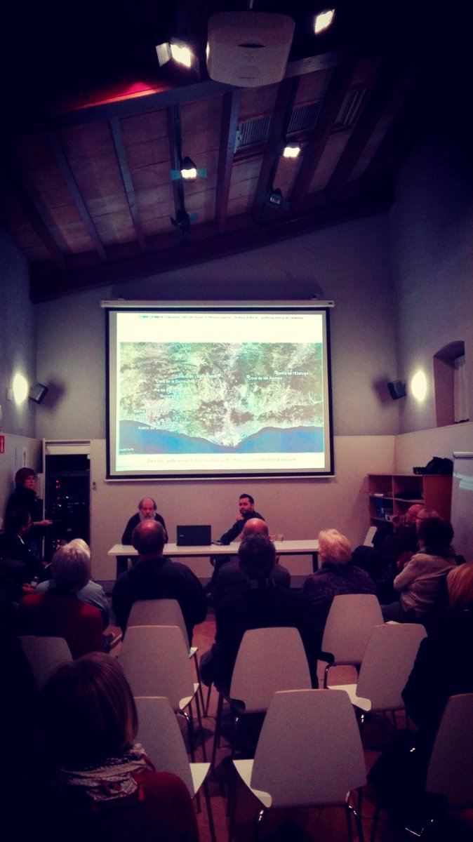@jimorales12 i Artur Cebrià expliquen a la gent de Calafell els jaciments del projecte @paleopenedes que tenen al seu municipi. Una feina molt important perquè la gent respecti, apreciï i ajudi a conservar el seu patrimoni arqueològic. 💀🌿🔬