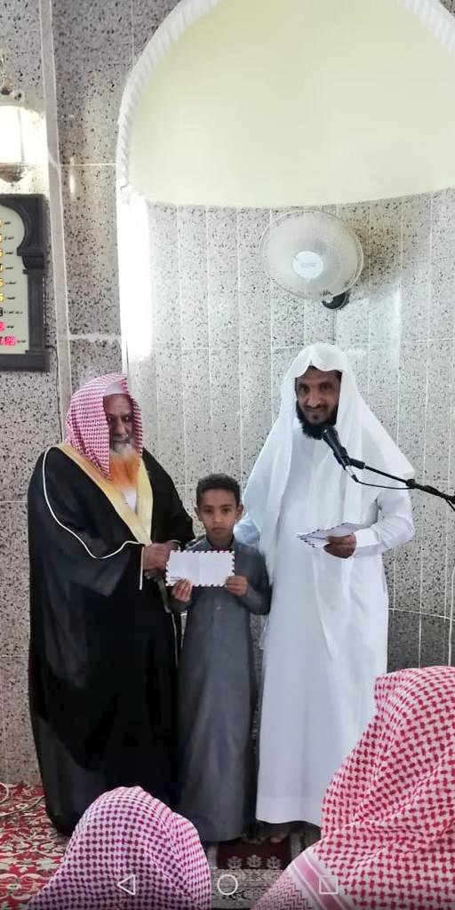ضمن مشروع نبراس الأمة ..
" مكتب إشراف حلقات الحريضة " يكرم الطلاب المميزين من حلقات عرمرم .
#تراتيل_تحفيظ_المع