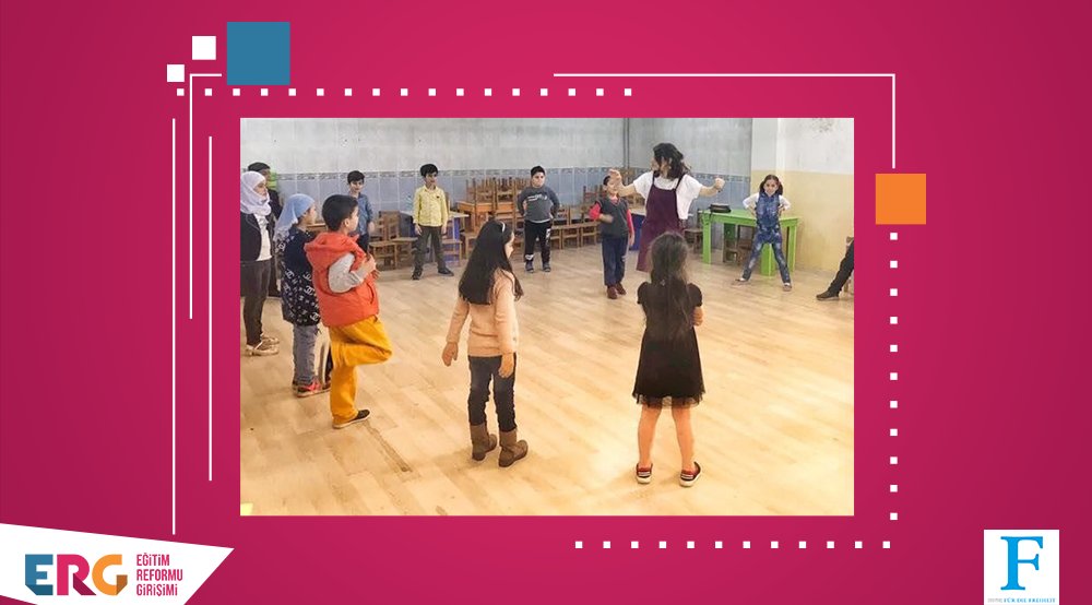 Çağdaş Drama Derneği İstanbul Şubesi Göç Çalışmaları Grubu <a href="/cddistanbulsube/">ÇDD İstanbul</a> İstanbul'un farklı semtlerinde okullarda ve mahallelerde Suriyeli ve farklı kültürlerden gelen çocuklarla drama atölyeleri yapıyor. #KapsayıcıEğitim #BirAradaYaşam