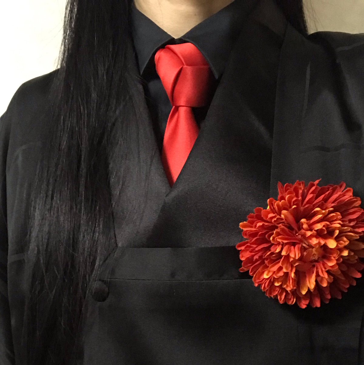 さい 今日の着物 は黄八丈風ポリ着物に黒シャツインで赤ネクタイをトリニティノットに結んでみた 早速ｗ 黒の道行の衿元に赤いコサージュ 道行長くて着物全部隠れちゃうので可愛い腰紐を扱きがわりにして端折ってみた 黄色のベレー帽にブーツ 着物