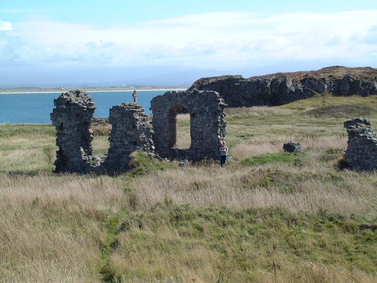 Today is #StDwynwensDay, St Dwynwen is Wales' patron saint of lovers ❤️ You can visit her church on Llanddwyn Island here on Anglesey.  #DyddSantesDwynwenHapus