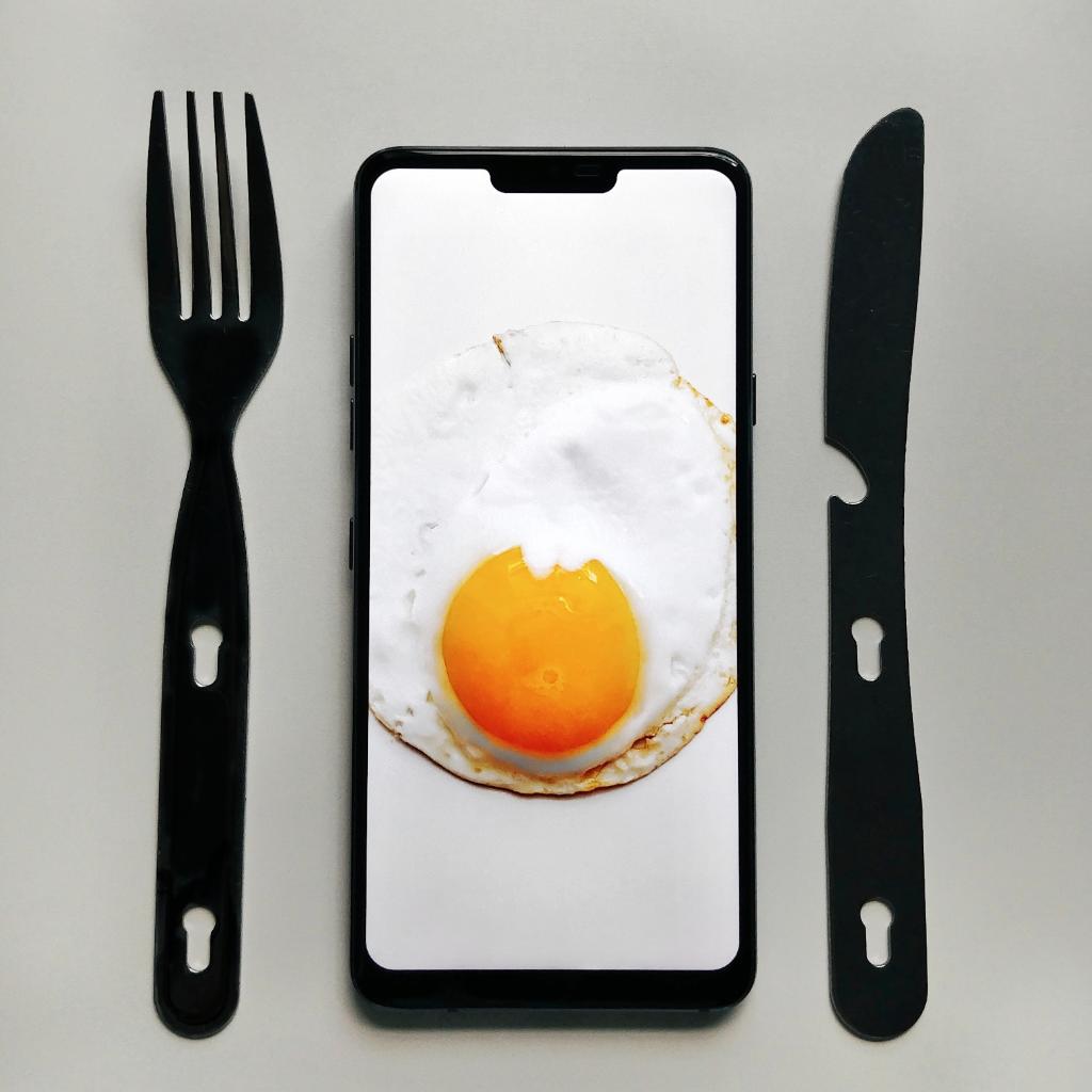 LGCanada's tweet photo. Stay on the sunny side up. The #G7ThinQ super bright display allows you to comfortably use your phone even when the sun hits hard. 🌞 https://t.co/oPUDKVqYM6 https://t.co/o5QWJFPxY5