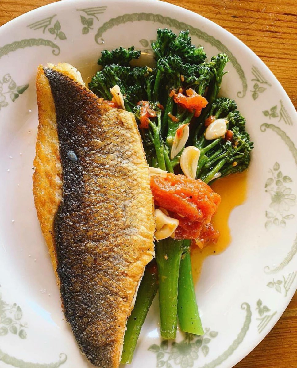 OsteriaTulia's tweet image. The simpler, the better: Roasted Mediterranean Branzino, roasted broccolini, garlic, chili, vinegar. #SimplicityAtItsBest #naplesosteria #cucinarustica #5thavesouth