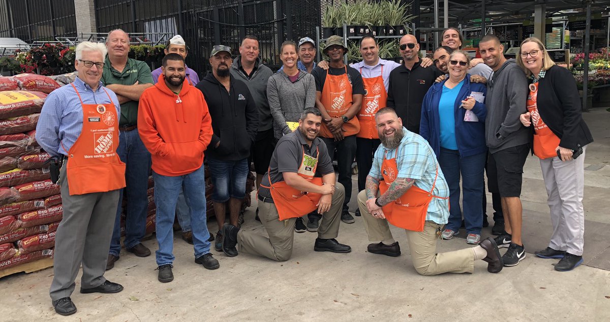 DennisTHD1's tweet image. Walking outside garden standards with @YoankyH #purebeauty #linersource and @CostaFarms #topairycreations #graysnursery #altmanplants Thanks to everyone. Great things to come!! @joesgreeley #bocahomedepot