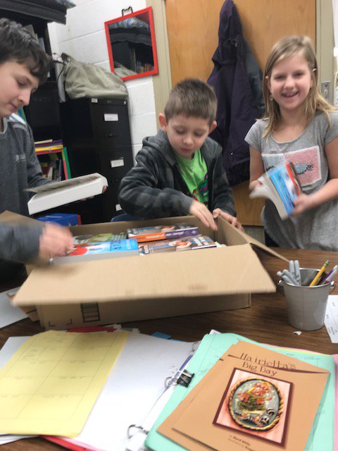 readsomething1's tweet photo. I Love the excitement as we unpack and explore our box of new books, thank you donor's Choose! https://t.co/nPnIBGx9uT