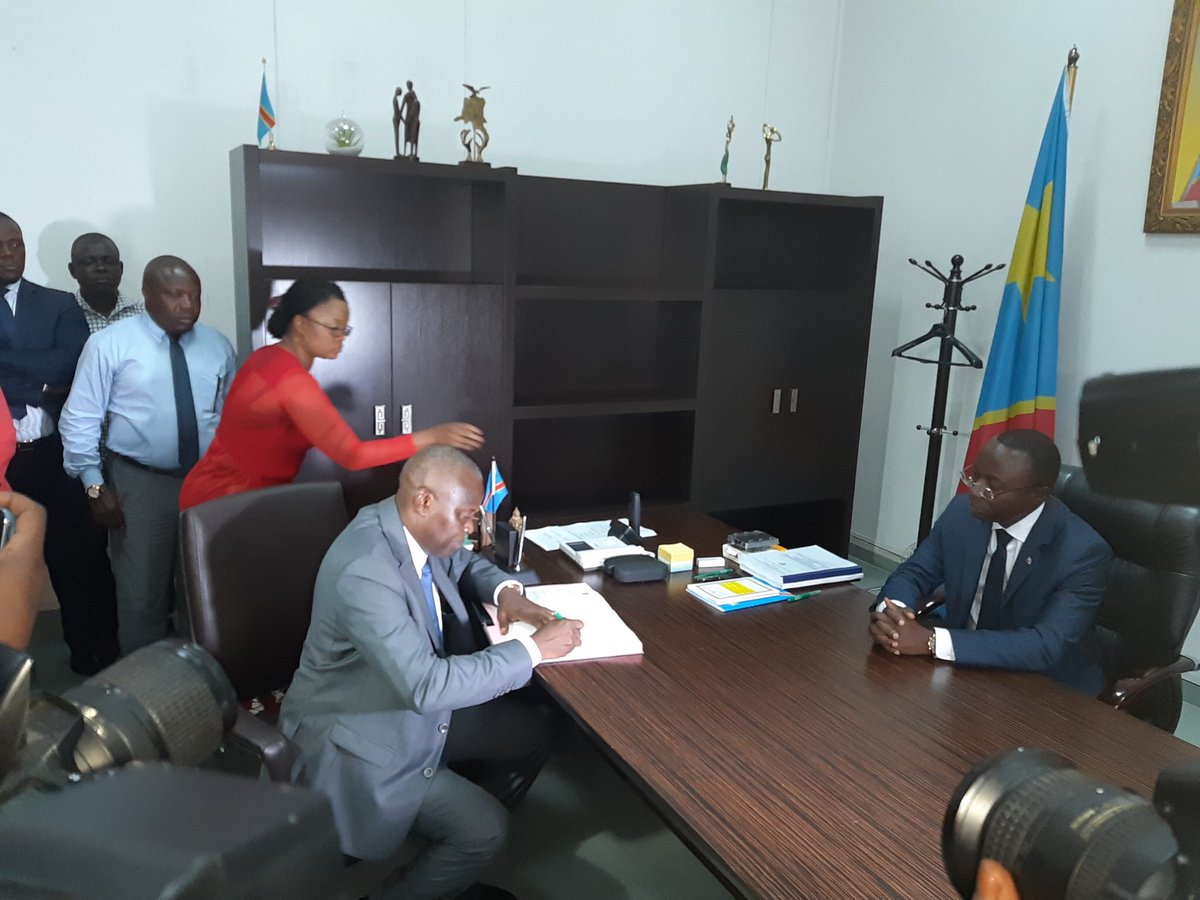 VoiceOfCongo's tweet photo. #RDC : @VitalKamerhe1 vient d’être nommé Le Directeur de cabinet de @fatshi13. Le Directeur de cabinet sortant procède en ce moment à la remise et reprise avec le nouveau Directeur de cabinet. https://t.co/wikpzOtnus