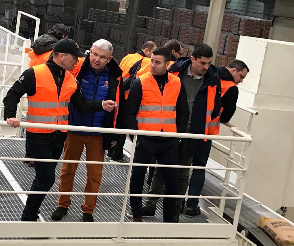 Team_Holcim_PRB's tweet photo. 🔶 Impressionnante visite de PRB de A à Z aujourd’hui 🔶

Avec les 125 commerciaux de l’entreprise et le meilleur guide pour comprendre les rouages de cette usine, Jean-Jacques Laurent !

#PRB #TeamPRB https://t.co/YiW6ejJYnq