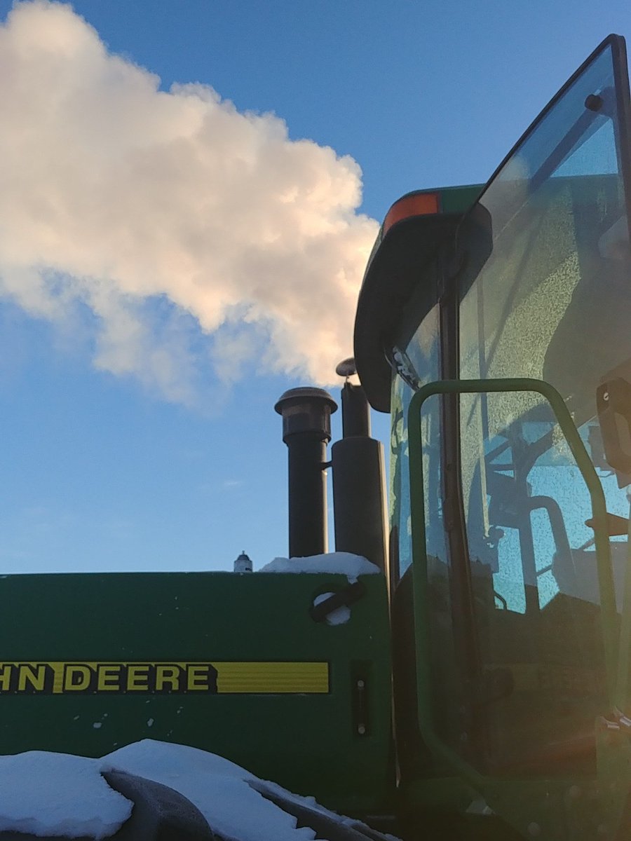Lucas_Hofer_'s tweet photo. She's a cold start this morning. #pushingsnow #coldstart #johndeere https://t.co/jisVDcnz03