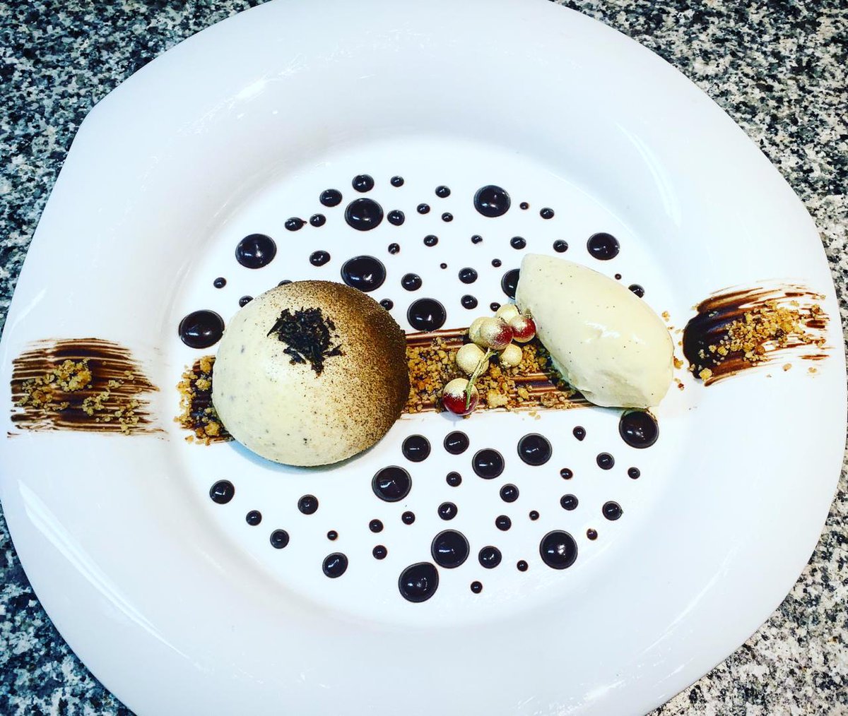 Les postres poden ser l'essència d'un bon àpat. El seu protagonisme és indubtable en la gastronomia més selecta. Et presentem el nostre bretó a la crema de llimó i gerds a la bavaroise de praliné i cafè. Deliciós! 🍴❤️👇#hotelacasacanut #casacanut #canutandorra #andorra