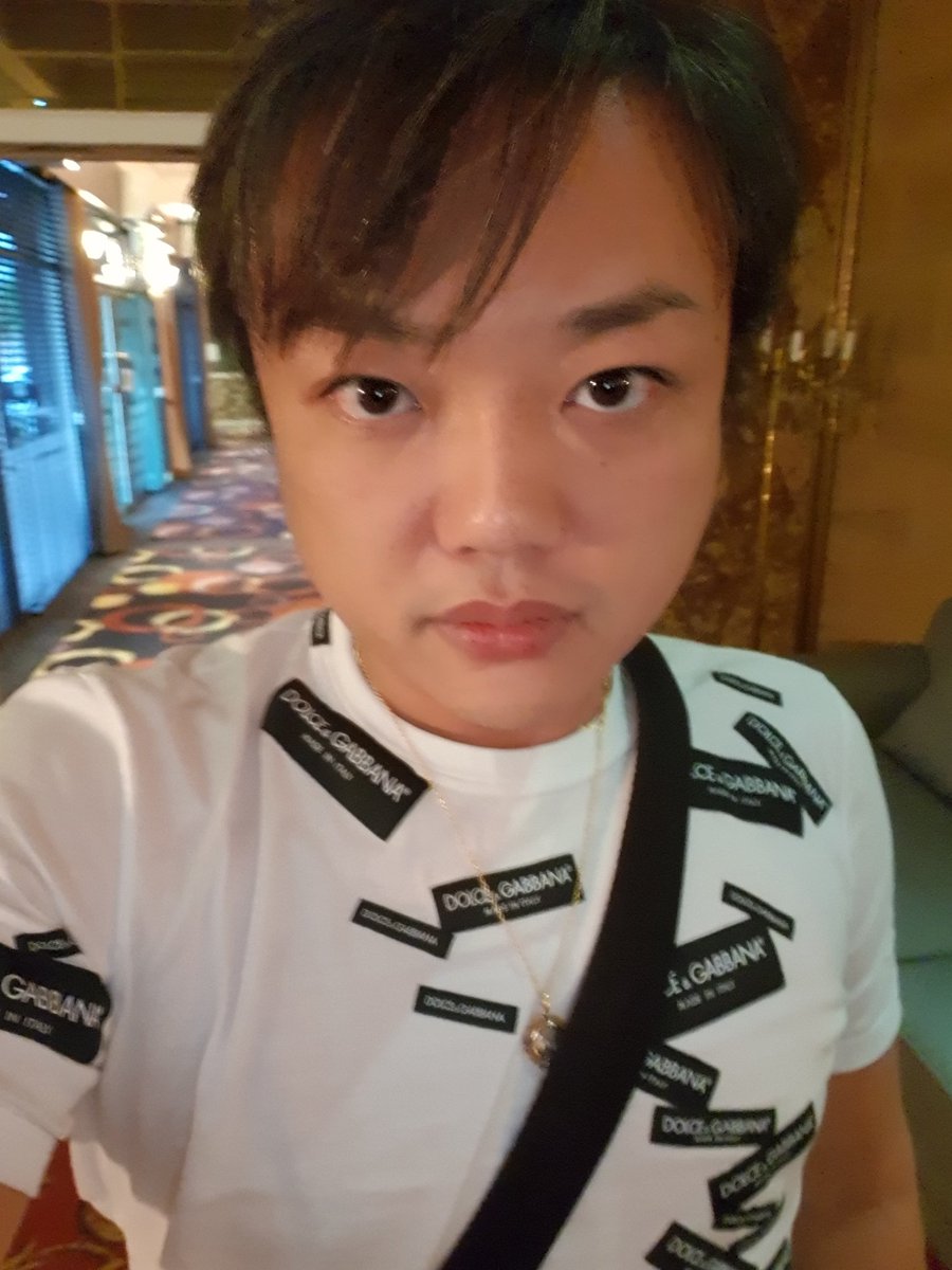 与沢 翼 Tsubasa Yozawa 今日は台湾人 上海人の方々とバンコクで遊んでます 台湾人 の若い子がファンというので2人来てて写真撮ったんだけどなぜ台湾で知られたのかわからない 台湾行ったことない 23歳で台湾株オンリーで1億儲けたらしい みんな英語も