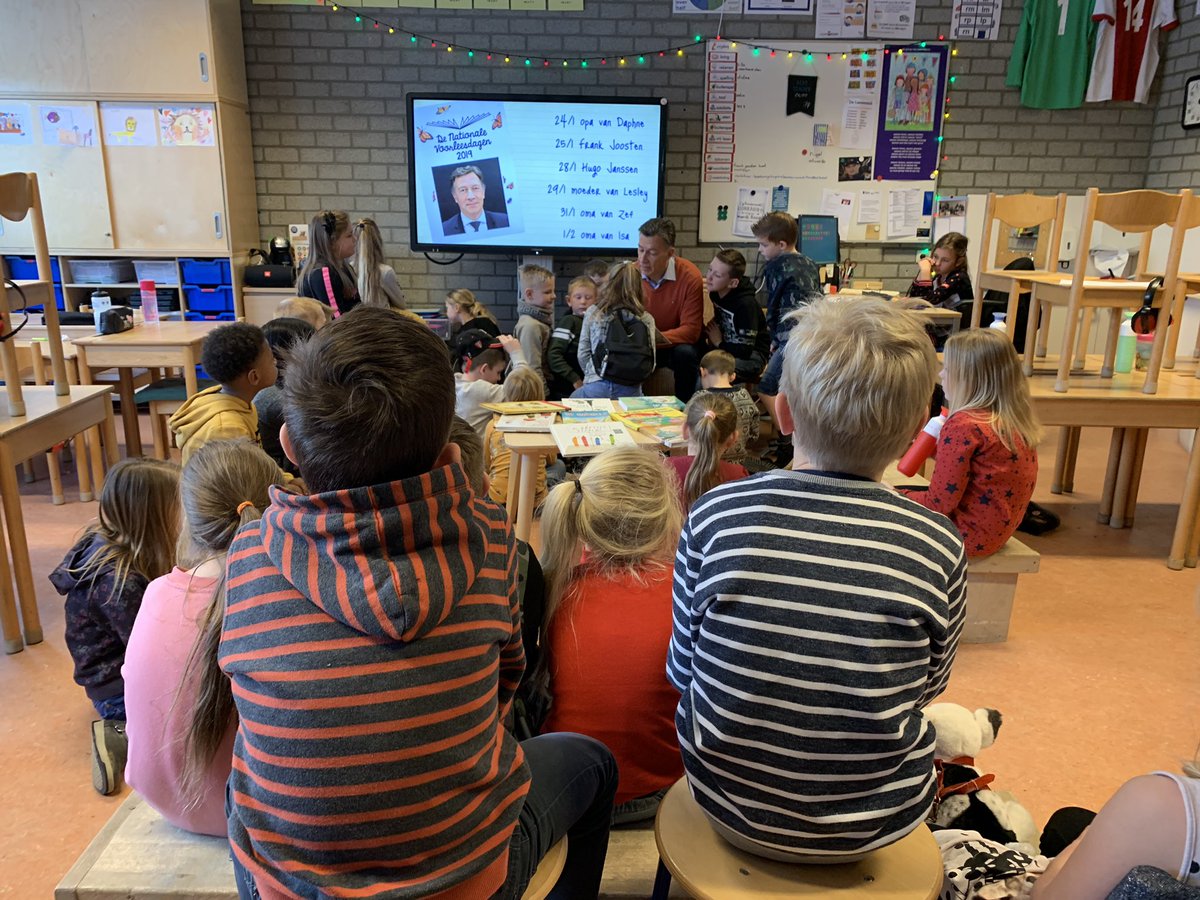 mrcwntrs's tweet photo. Vandaag was @fgjoosten in mijn groep om in het kader van de nationale voorleesdagen een geweldig verhaal voor te lezen. Niet alleen de kinderen hebben genoten! #voorleesdagen #bsdevlindertuin #groep4 https://t.co/YDv8xjYV6J