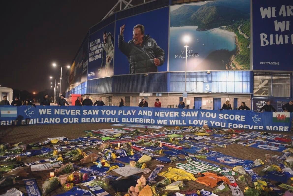 Afición del Cardiff: “Nunca te vimos jugar, nunca te vimos marcar, pero Emiliano, nuestro hermoso pájaro azul, te amaremos para siempre y más'.