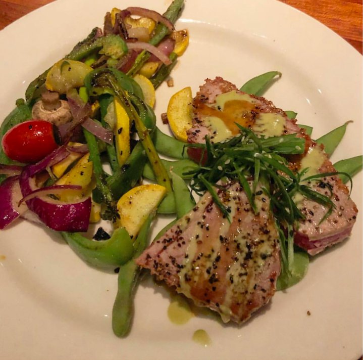 Pan-seared Ahi Tuna w/ grilled vegetables...Keto approved! 

📸 : @hanaonketo