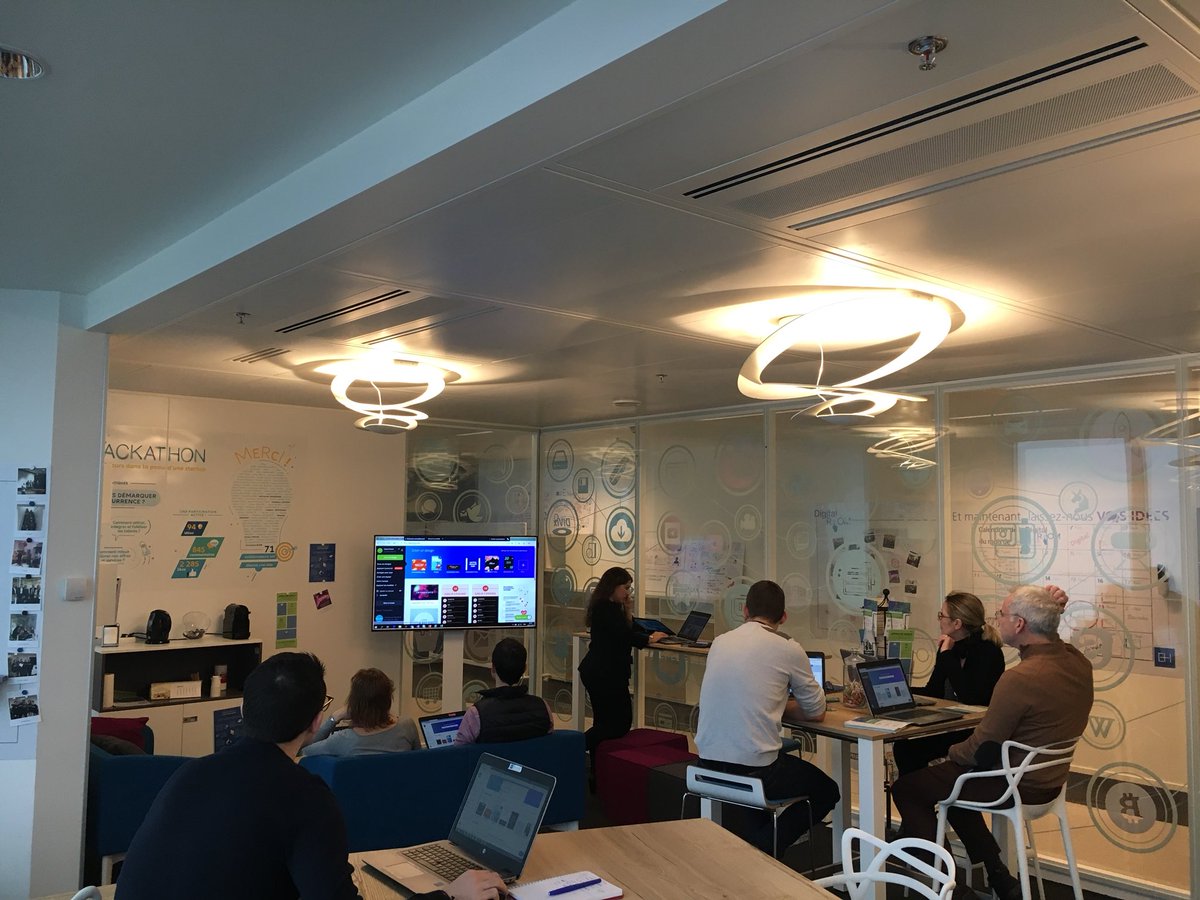 AllianzTradeFR's tweet photo. Aujourd’hui l’équipe Accélération Digitale d’#EulerHermes présentait @canva aux collaborateurs. Un excellent outil graphique qui leur permettra de mettre en lumière leurs communications futures 🤩✍️ #BeTheTransformation #NeverStopLearning #TGIT @ogerclaire https://t.co/R1Pl0SV9Ab
