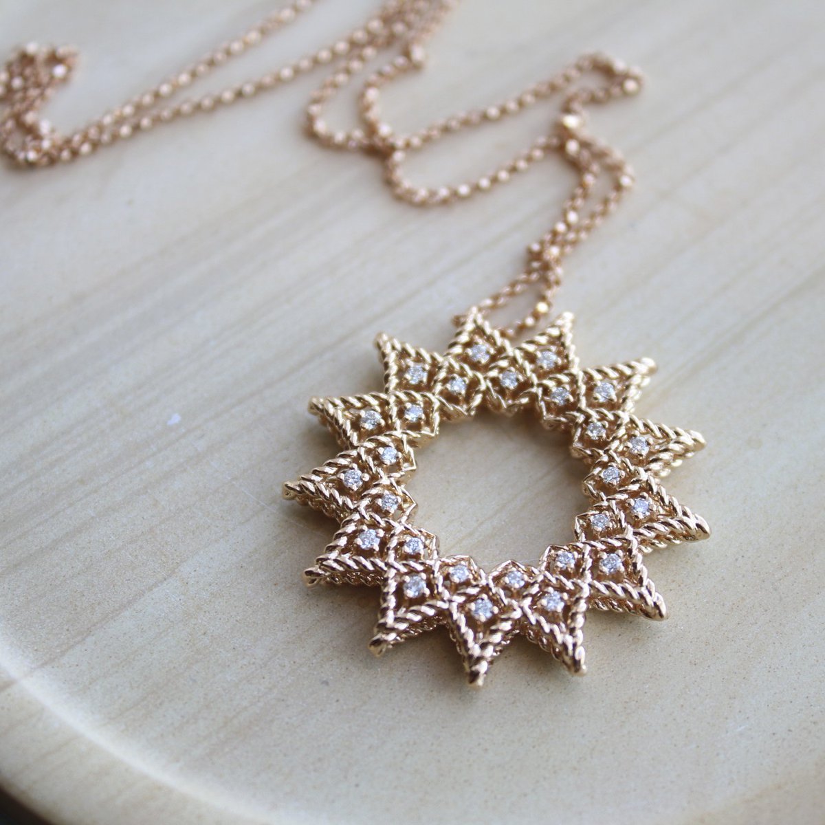 RFMoeller's tweet image. Rose gold and diamond perfection.