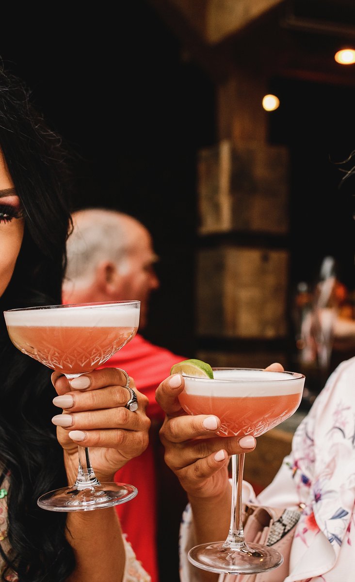 AynhoePark's tweet image. FRIDAY FEELING // Cheers to the weekend, and what better way to enjoy it than with an Aynhoe Pineapple and Strawberry Daiquiri - featuring our @amoderngrandtour Coupe Glasses | Photography @andy_the_gaines #aynhoepark #amoderngrandtour #glassware #drinks #cocktails #daiquiri