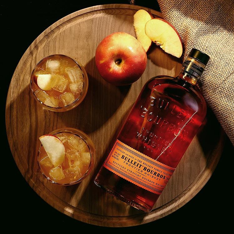 WorldClassSpain's tweet image. Para aguantar el frío os recomendamos el "Apple Punch" creado por @bulleitasting y perfecto para compartir con amigos. Con @Bulleit, zumo de manzana y limón, y lima, sirope de azúcar y menta al gusto. 
#WorldClassDrinks #BulleitBourbon #WorldClassSpain