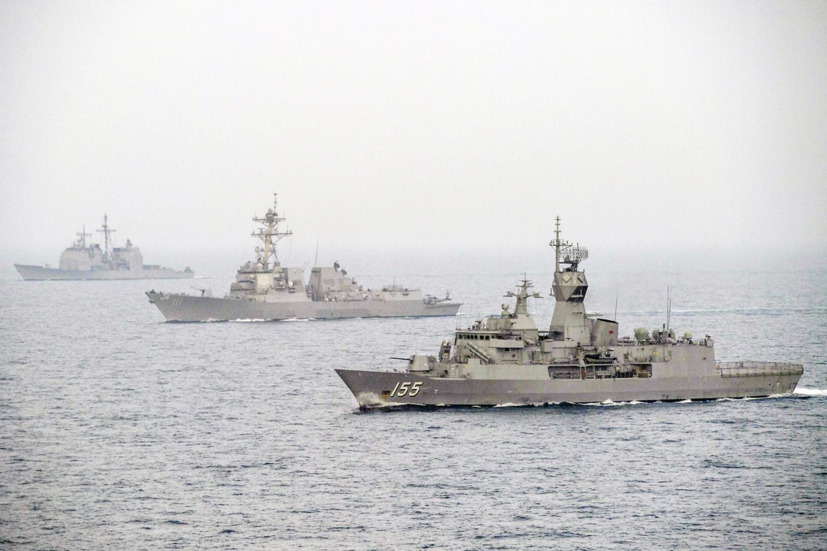 Sailing together!
The @Australian_Navy 🇦🇺 frigate #HMASBallarat joins the @USNavy’s 🇺🇸 guided-missile destroyer #USSSpruance and guided-missile cruiser #USSMobileBay in the Persian Gulf during multinational exercise #IntrepidSentinel. #KnowYourMil