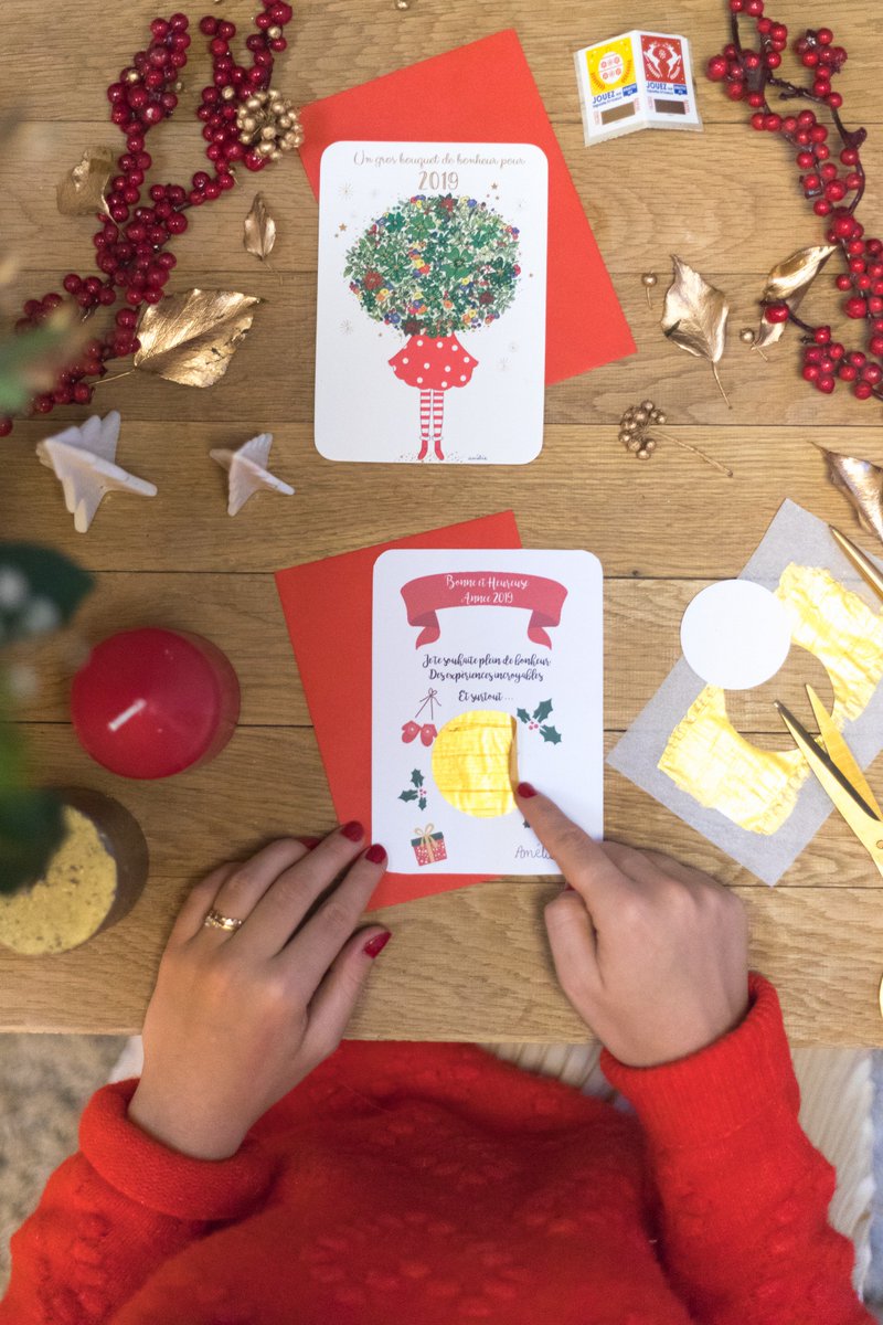 Pour promouvoir les offres timbres en ligne de fin d'année, <a href="/AgenceEvolve/">Agence Evolve</a> a réalisé pour <a href="/lisalaposte/">La Poste</a> 5 tutoriels pour créer des cartes de voeux ludiques et surtout jolies avec <a href="/JesusSauvage/">Jesus Sauvage</a> <a href="/amelia_nymphea/">Amélia_Nymphea</a> @youmakefashion <a href="/MilkWithMint/">MilkWithMint_Morgane</a> et #MissEtc