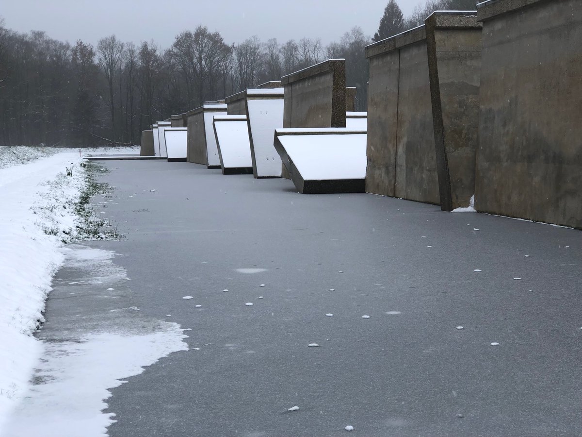HorlingsH's tweet photo. Het prachtige #Waterloopbos met de Deltagoot van #RAAAF en Eric de Lyon in de sneeuw ⁦@Natuurmonument⁩ ⁦@GemeenteNOP⁩ https://t.co/JZ8vA1CLIY