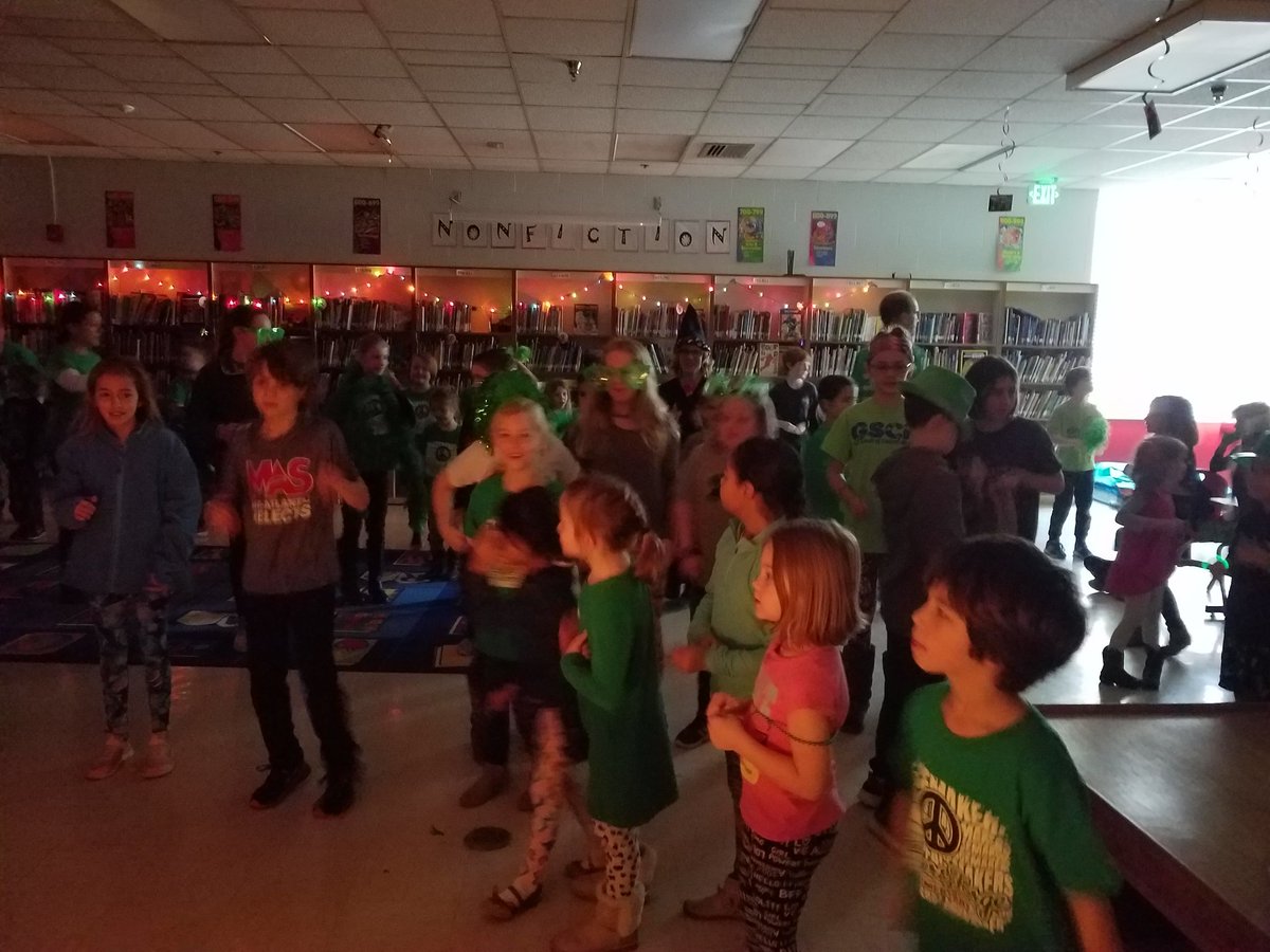 tcguth's tweet photo. Green House WINS for having the MOST Peace Maker points this quarter! 💚✌😊
#danceparty
#glowbracelets
#teamwork
#positivebehavior
@RodgersForgeES 
@missyfanshaw https://t.co/FlHqsnYsZx
