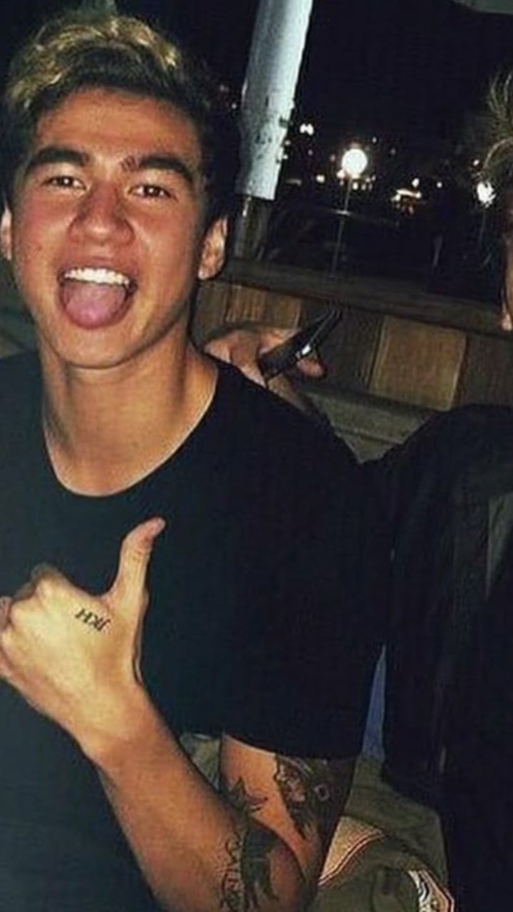 Happy birthday Calum Hood       