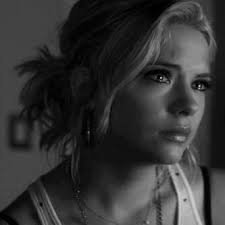 أحتاج إلى....صرخة 
تفجر ما بداخلي....
وتجعلني أتنفس بعمق...
كم هو موجع الصمت الذى ب داخلي 💔