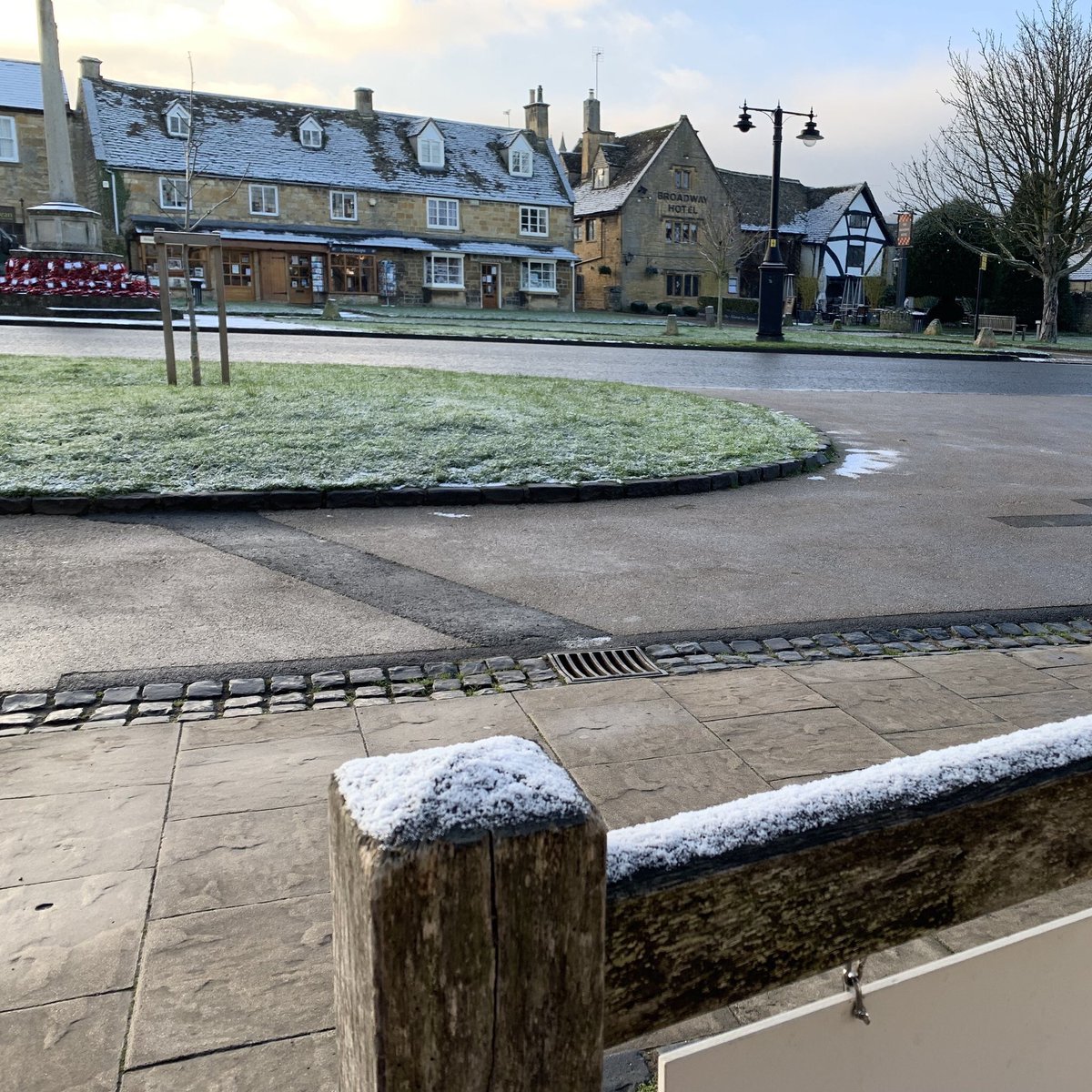 Crisp Morning Frost in Broadway ❄️
•
📷 Photo by @broadwaycotswolds 
• 
📍 #Cotswolds AONB 
•
🇬🇧 #cotswold #uk #cotswoldliving  #broadway #broadwaycotswolds #frost #winter  #cotswolds #cotswolds_culture #cotswoldlife #visitgreatbritain #lovegreatbritain #lovethecotswolds