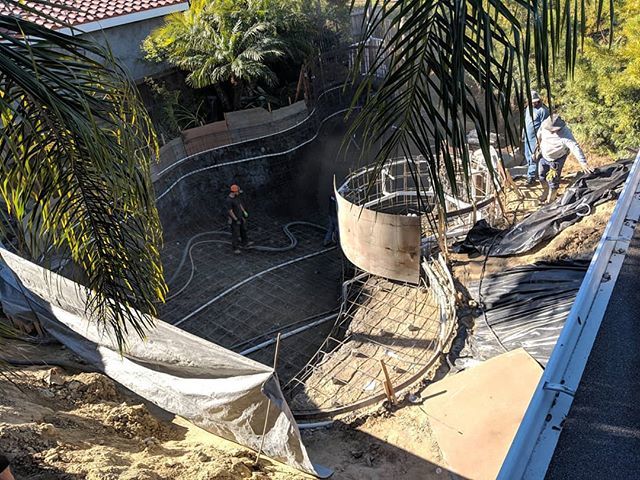SanDiegoInjury's tweet image. Shooting concrete today and making the form. Tight transitions at the bottom.
.
.
#poolproject #pool #homeimprovement