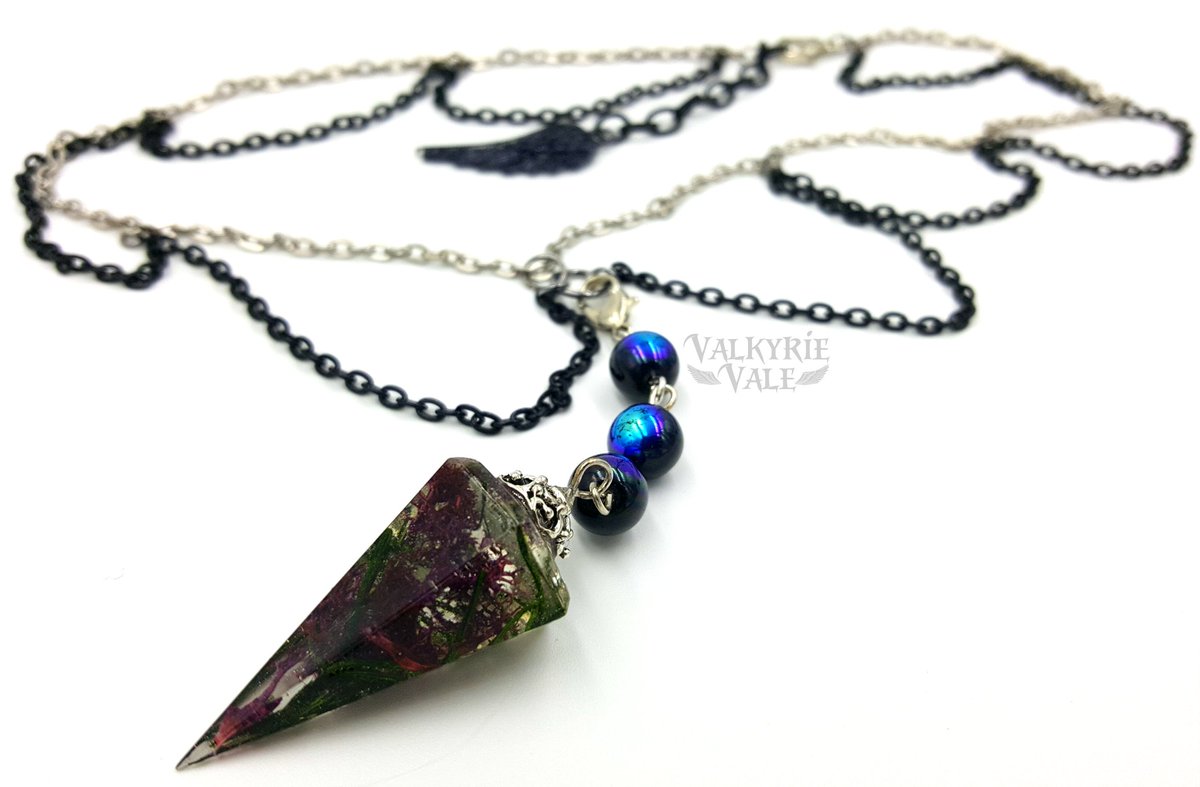 EvernightArcana's tweet photo. This one was made for a friend~
#resincrafting #resinjewelry #jewelrycrafting #terrariumjewelry #naturejewelry #witchcraft #pundulum #divination #gothjewelry #gothicfashion #gothnecklace #naturegoth https://t.co/j029rHYY13