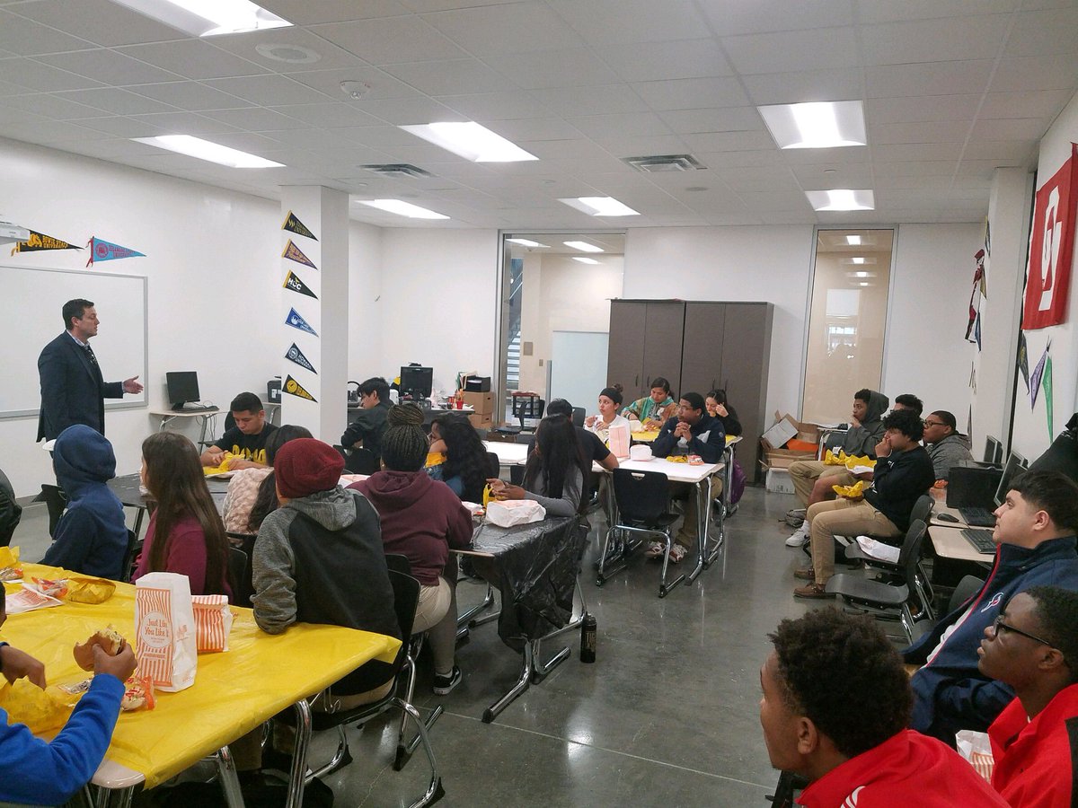 Thank you Chris Canetti for coming and enlightening the students at Sam Houston HS (<a href="/SHMSTC/">Sam Houston MSTC</a>) on your expertise in Sports Management! #TeamUp <a href="/HoustonHealthFD/">HoustonHealthFD</a> <a href="/BloombergAssoc/">Bloomberg Associates</a> <a href="/Whataburger/">Whataburger®</a>