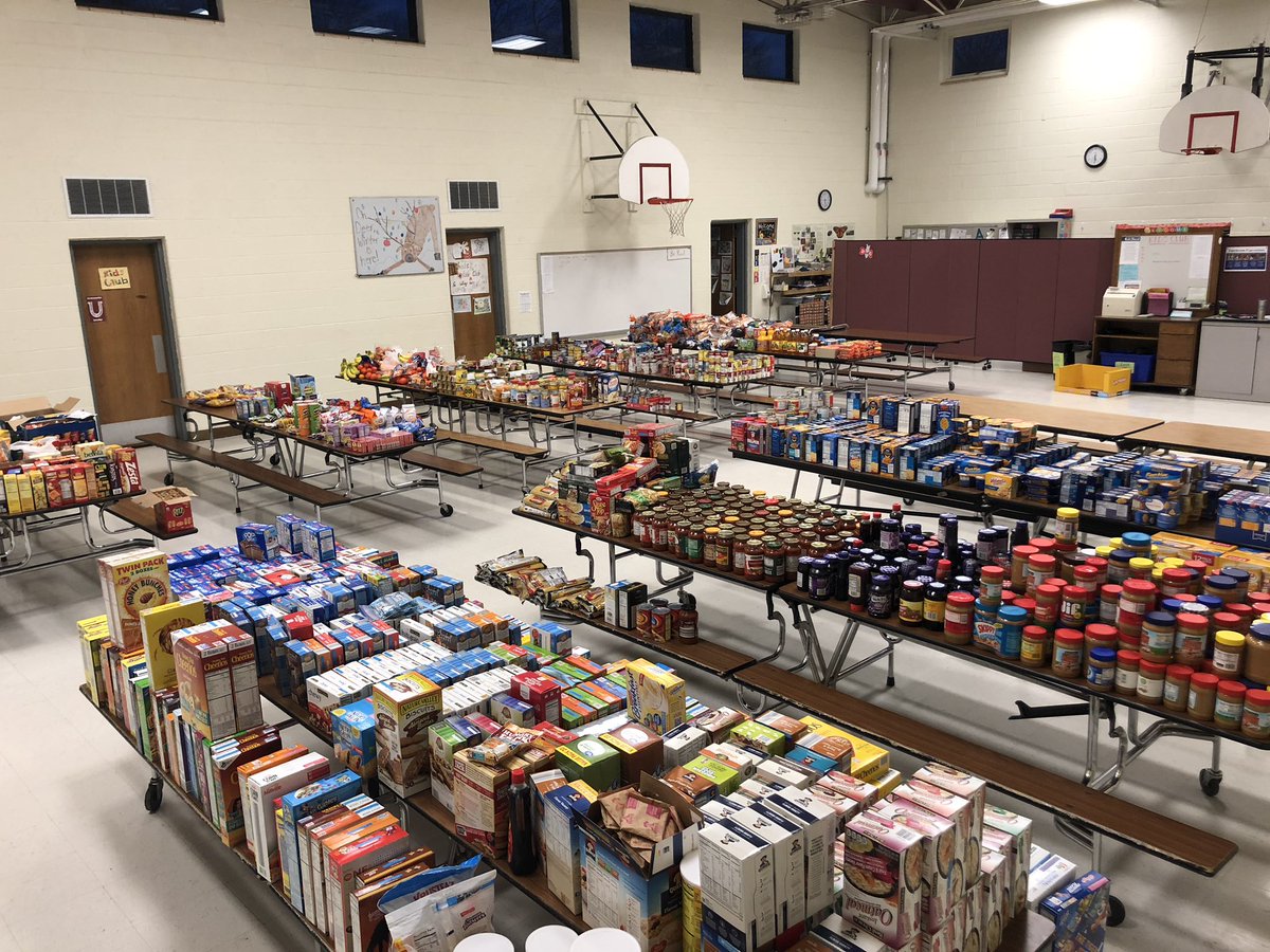 kstanton23's tweet image. This community absolutely shows up! I am amazed, overwhelmed, blown away and many more emotions. We had this idea at about 9am this morning and 8 hours later this...the picture doesn’t even do it justice! #MVrocks #popuppantry #lisbonrocks #proudprincipal @gregbatenhorst