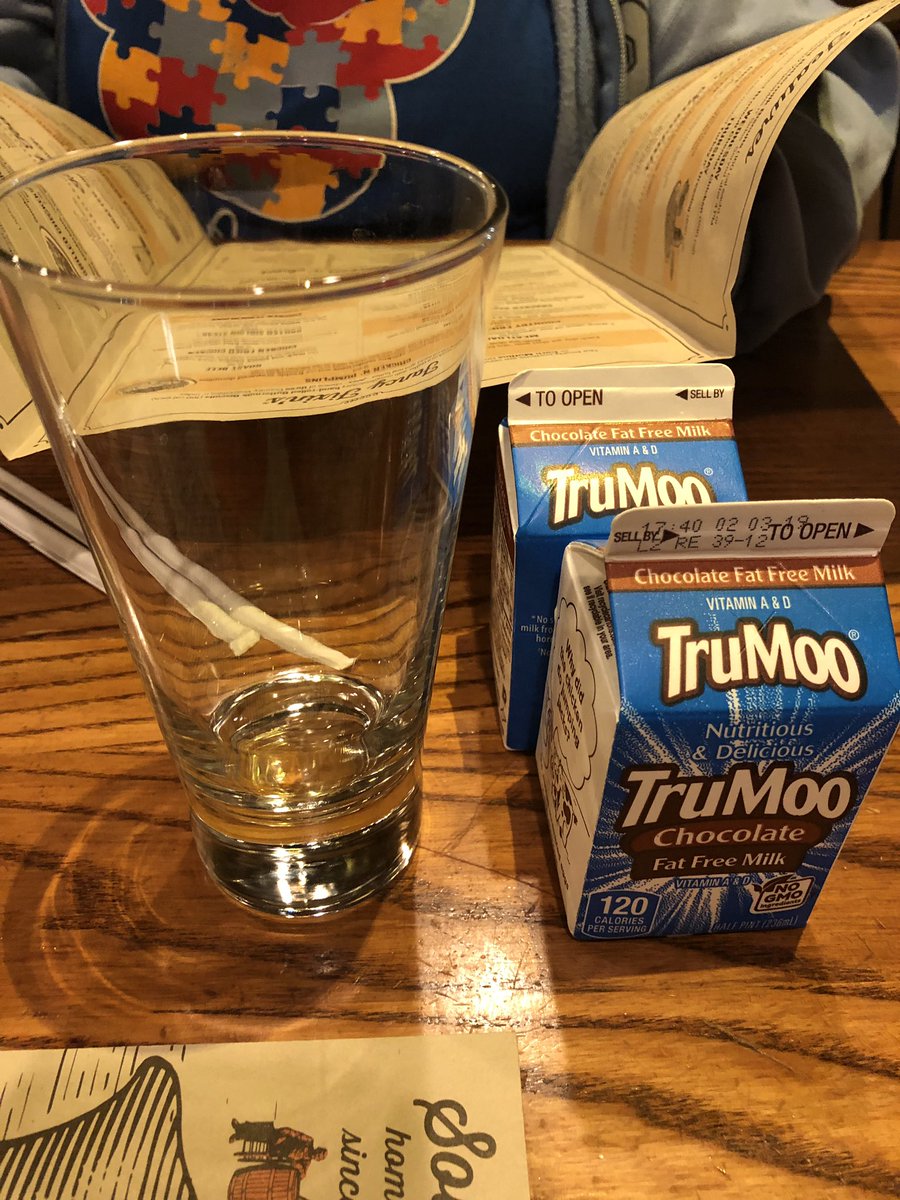 CollierSZLive's tweet image. What the Junk @CrackerBarrel? Why no iced mugs for milk? #Disappointing #BadChoice #BringThemBack #RuinedMyDinner