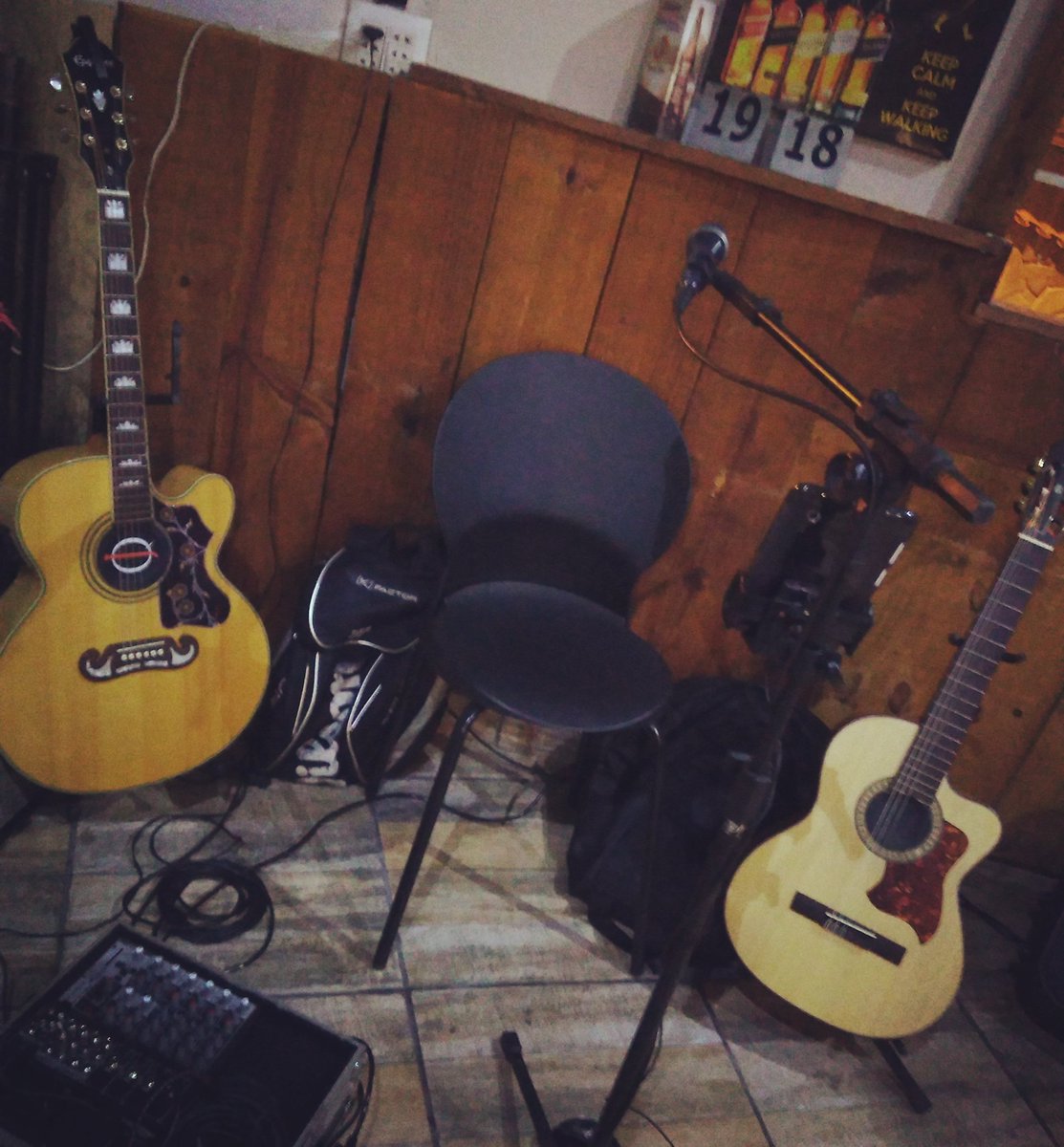 juninhoqueiroz8's tweet photo. Aqui no Bar do Pablo tá tudo pronto... Vem comigo!!!
#profissaoartista #solezstrings #epiphone #ej200 #akg #musicaaovivo #musica #somdebarzinho #aovivo #acustico #contratashow #vozeviolão #rock #vidademusico #craftbeer #beerporn #show #sextou #bardopablo #churrasco https://t.co/iQ5p0k7Nks