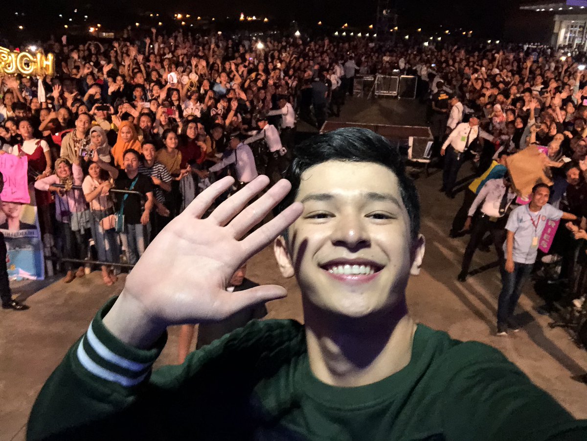 AljonMendoza_'s tweet photo. Thank you po KCC Zamboangga! At sa lahat po ng mga nakisaya po saamin kagabi maraming salamat po sainyo! Pati narin po sa team online na naki twitter party kagabi salamat po sainyong suporta 💛. Sobrang saya po ng aming first Mall show kasama kayong lahat 🤩 https://t.co/UCyVZQR99w