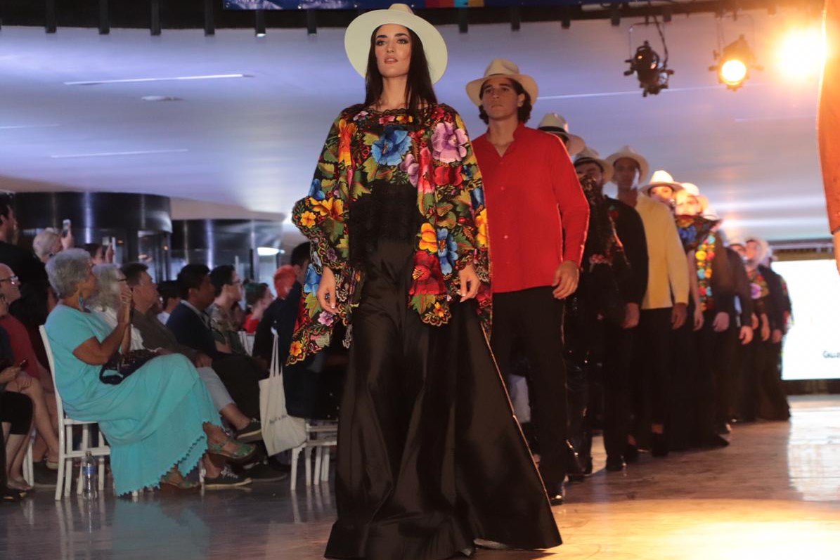 MeridaCultura1's tweet photo. Moda, innovación, música, danza y arte se combinaron anoche en la pasarela “Indumental Fashion Show” en el #MéridaFest, en conjunto con la CANAIVE (Delegación Yucatán) e In Love México, en el Palacio de la Música. #ModaYucateca #EmprendimientosCreativos https://t.co/6JypsjI7jn