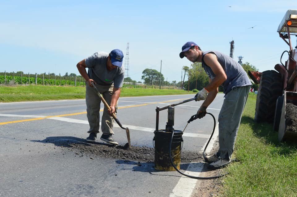 AdrianTagliari's tweet photo. Desde  la Comuna arreglamos pozos en la traza urbana  de la #ruta11 y también pasando las curvas de ingreso tanto del sector norte como del sur.
Saludos. https://t.co/QZlzAlIu7K