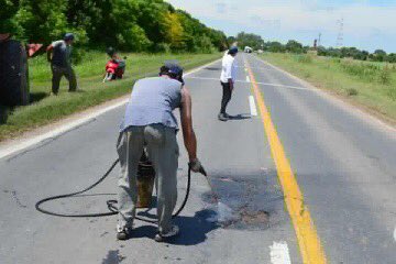 AdrianTagliari's tweet photo. Desde  la Comuna arreglamos pozos en la traza urbana  de la #ruta11 y también pasando las curvas de ingreso tanto del sector norte como del sur.
Saludos. https://t.co/QZlzAlIu7K