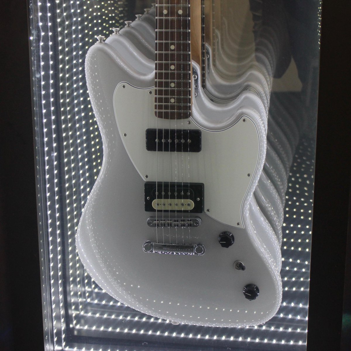 Fender's tweet photo. It's Day 2 of @NAMM! Come by to check out the new Alternate Reality Series! 1/2 

#NAMM #NAMM2019 #NAMMSHOW #FENDER https://t.co/pfYK0Tupxx