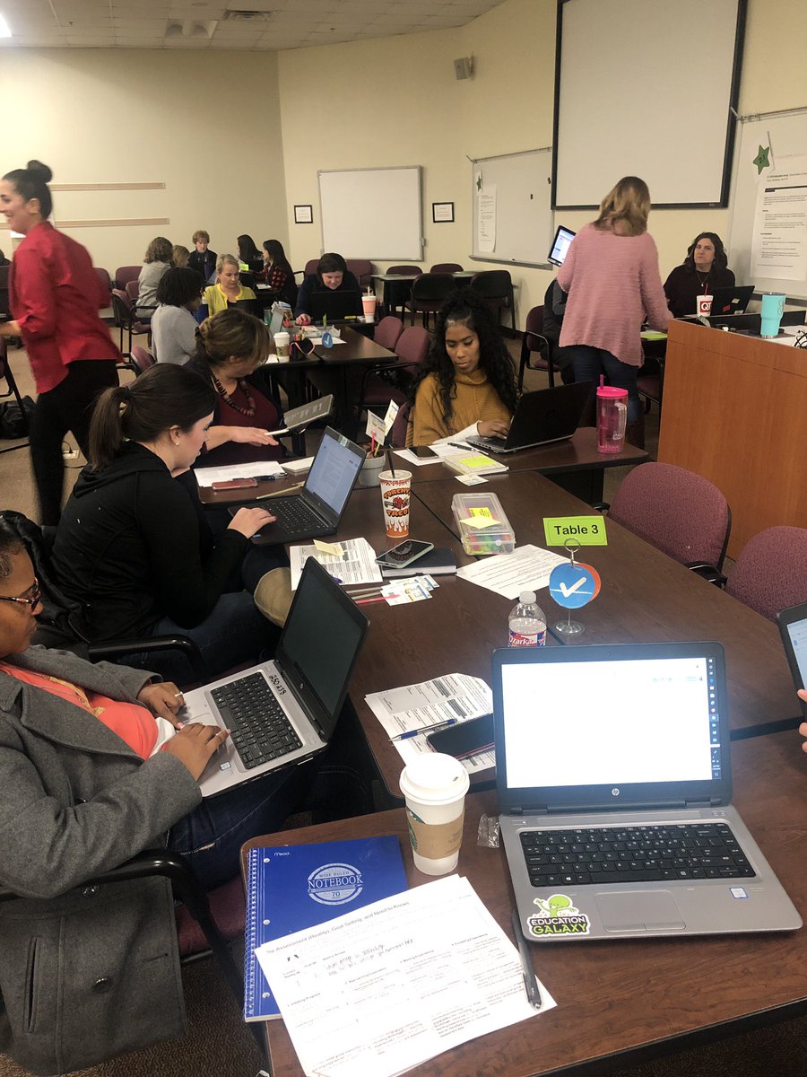 HaleEdlefsen's tweet image. Table 3 is diving into their learning! #AISDActiveLearning #AISDThoughtPartners