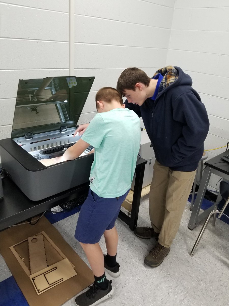 SDMS_VWeLab's tweet image. Students teaching other students makes my 💓 happy! 
8th grader teaching a 6th grader how to set up and use the laser cutter.
Leadership, ownership, and independent learning. 
#VWeLabs
#LetThem
@VWeLabs 
@PEFinnovation