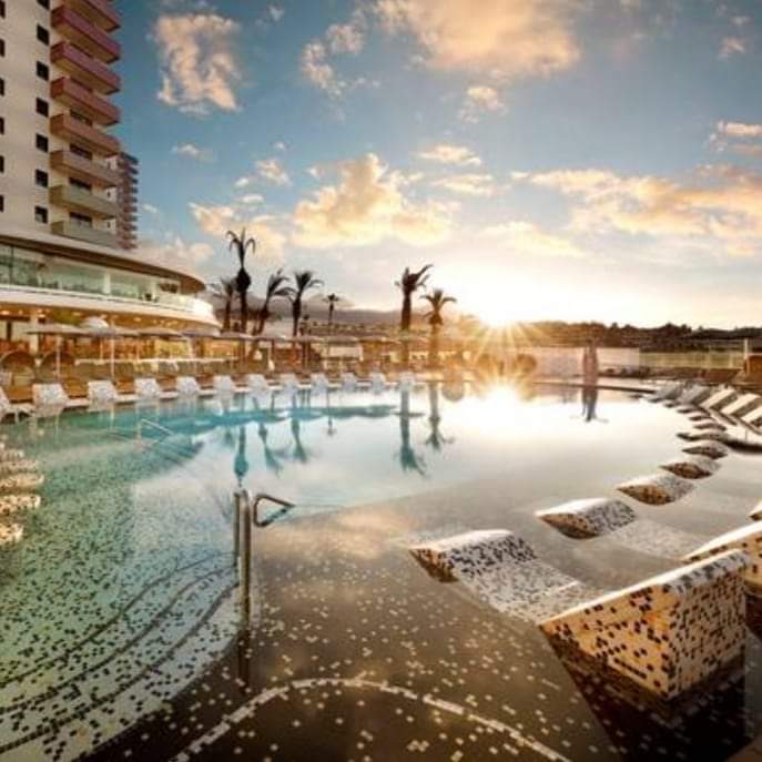 Ktjohnx's tweet photo. So in 5 weeks time I'll be catching some winter sun at the amazing Hard Rock Hotel in Tenerife... Thank you very much Hays Travel 😍 #Bestcompanytoworkfor 
#cocktailsbythepool 
#VIPtrip https://t.co/D6njrhytPW